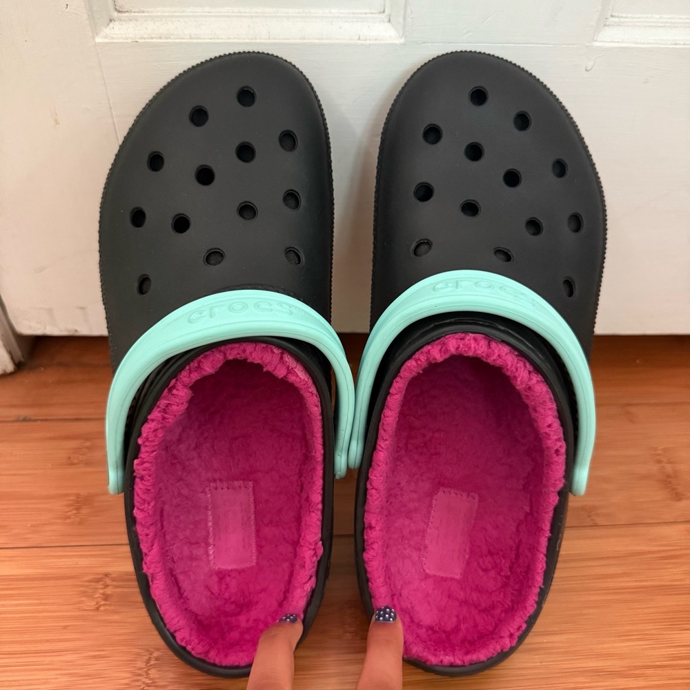 Crocs Lined Fuzz Clog. Black w/ Teal Strap & Pink Fleece. Men’s 10 / Women’s 12